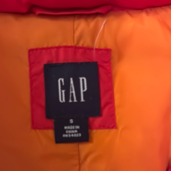 Gap Red Puffer Vest for Women | Size SM | FREE SHIPPING - Picture 2 of 4